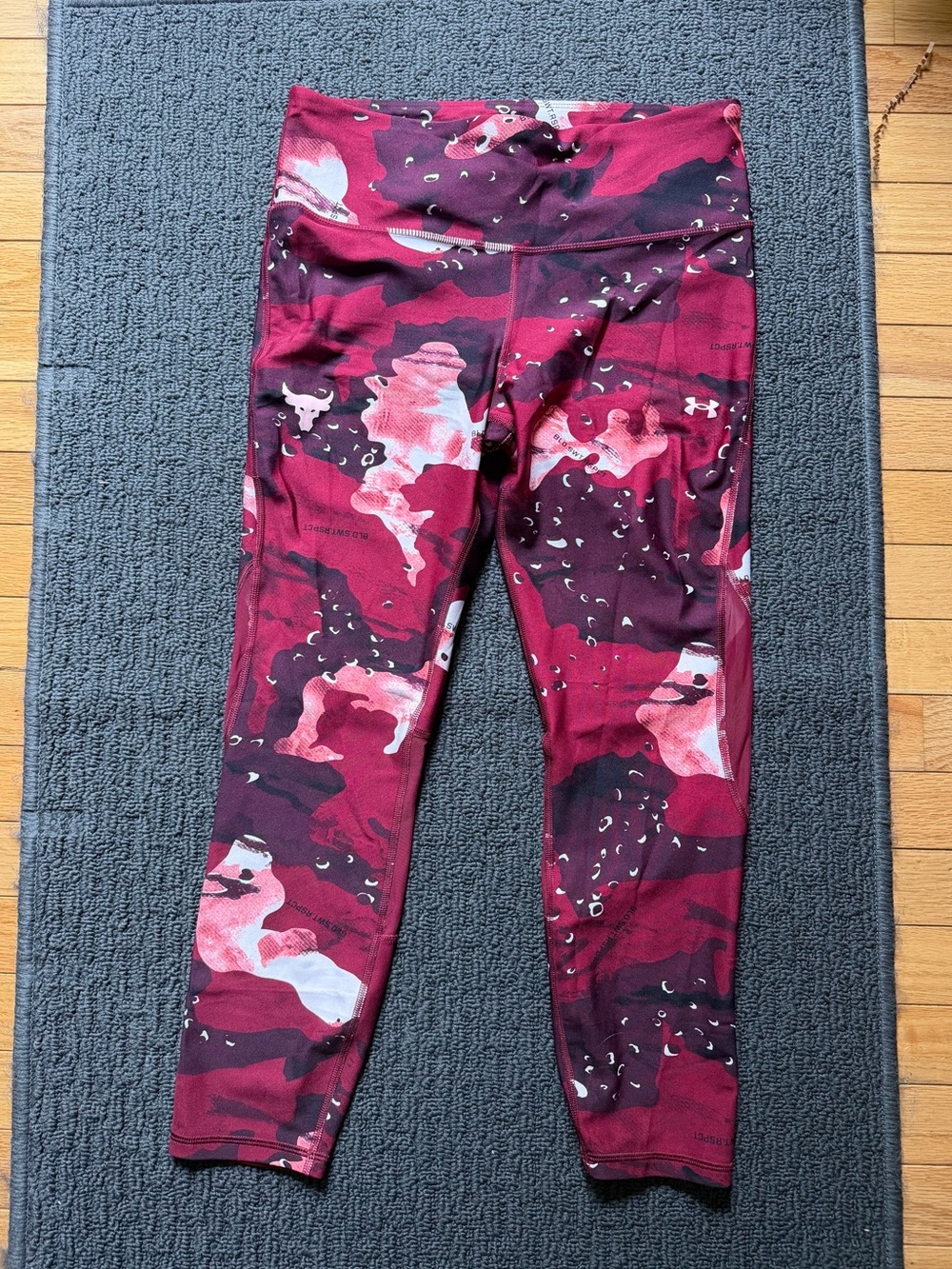 Under Armour women’s Burgundy Pink Camo capri Leggings NWOT